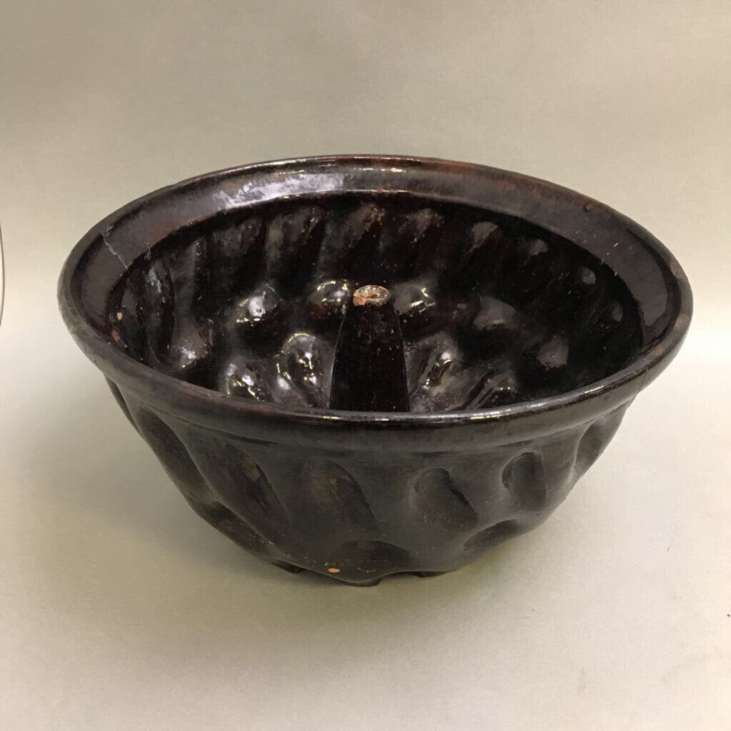 Stoneware Bundt Cake Mold (4x9.5x9.5) (As-Is)
