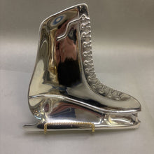 Load image into Gallery viewer, Mariposa Ice Skate Sauce Dish (9x8)
