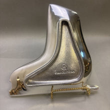 Load image into Gallery viewer, Mariposa Ice Skate Sauce Dish (9x8)
