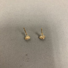 Load image into Gallery viewer, 14K Gold Textured Square Stud Earrings (0.8g)
