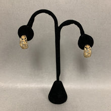 Load image into Gallery viewer, 10K Gold Floral Cutout 0.75&quot; Earrings (2.3g)

