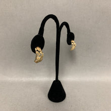 Load image into Gallery viewer, 10K Gold Floral Cutout 0.75&quot; Earrings (2.3g)
