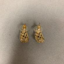 Load image into Gallery viewer, 10K Gold Floral Cutout 0.75&quot; Earrings (2.3g)
