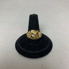 Load image into Gallery viewer, 10K Gold Floral Cutout Ring sz 7 (2.6g)
