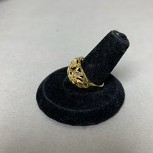 Load image into Gallery viewer, 10K Gold Floral Cutout Ring sz 7 (2.6g)
