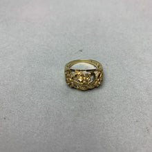 Load image into Gallery viewer, 10K Gold Floral Cutout Ring sz 7 (2.6g)
