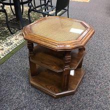 Load image into Gallery viewer, End Table (22x21x21)
