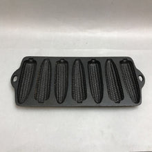 Load image into Gallery viewer, Vintage Cast Iron 7 Corn Cob Cornbread Pan (12.5x5.5)
