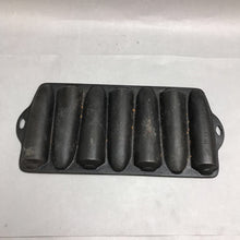 Load image into Gallery viewer, Vintage Cast Iron 7 Corn Cob Cornbread Pan (12.5x5.5)
