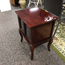 Load image into Gallery viewer, End Table (24x19x16)
