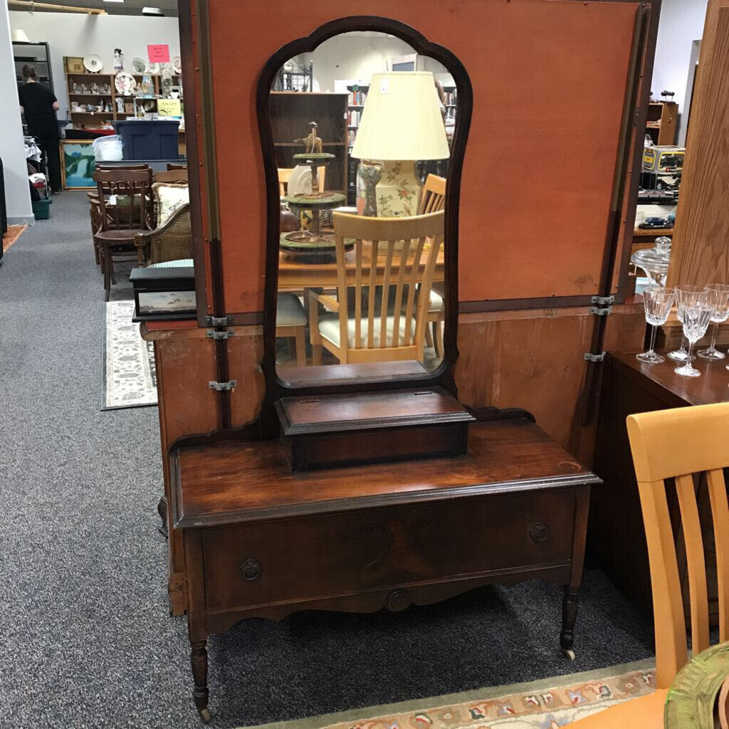 Mahogany Chest w/Mirror (65x42x17)