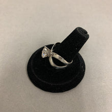 Load image into Gallery viewer, Vintage DQ Sterling Heart Shaped CZ RIng sz 8
