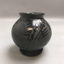 Load image into Gallery viewer, Oscar Quezada Black Mexican Pottery Vase (5&quot;)
