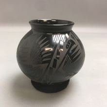 Load image into Gallery viewer, Oscar Quezada Black Mexican Pottery Vase (5&quot;)
