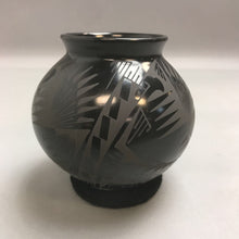 Load image into Gallery viewer, Oscar Quezada Black Mexican Pottery Vase (5&quot;)
