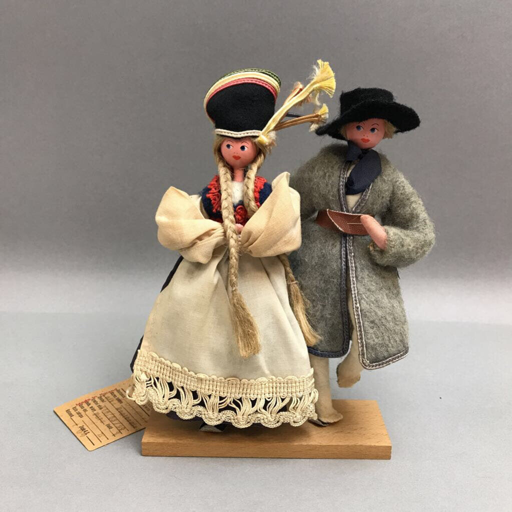 Warsaw Folk & Artistic Handicrafts Polish Doll Couple (7.25
