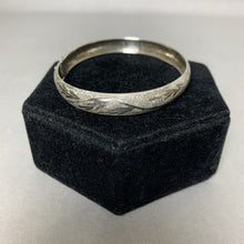 Load image into Gallery viewer, Vintage Sterling Etched Textured Flexible Bangle Bracelet Signed HAN (7.75&quot;)
