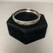 Load image into Gallery viewer, Vintage Sterling Etched Textured Flexible Bangle Bracelet Signed HAN (7.75")
