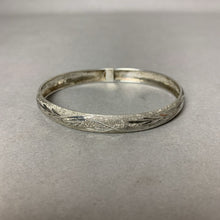 Load image into Gallery viewer, Vintage Sterling Etched Textured Flexible Bangle Bracelet Signed HAN (7.75&quot;)
