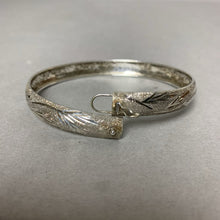 Load image into Gallery viewer, Vintage Sterling Etched Textured Flexible Bangle Bracelet Signed HAN (7.75&quot;)
