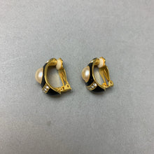 Load image into Gallery viewer, Vintage Joan Rivers Goldtone Faux Pearl Black Enamel Half Hoop Clip Earrings (1&quot;)
