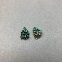 Load image into Gallery viewer, Vintage Sterling Flower Cluster Clip Earrings (0.5&quot;)
