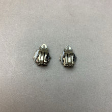 Load image into Gallery viewer, Vintage Sterling Flower Cluster Clip Earrings (0.5&quot;)
