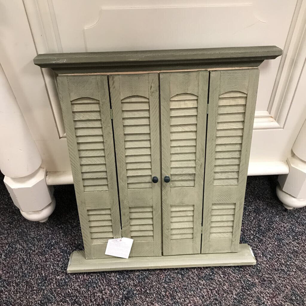 Green Mirror / Shutter (25x22)