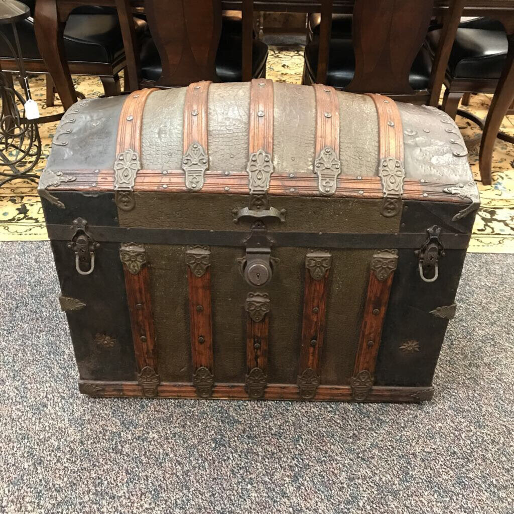 Camelback Antique Trunk (26x32x19)