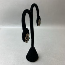 Load image into Gallery viewer, Vintage Native American Sterling Turquoise Daisy 0.5&quot; Stud Earrings
