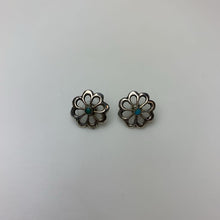Load image into Gallery viewer, Vintage Native American Sterling Turquoise Daisy 0.5&quot; Stud Earrings
