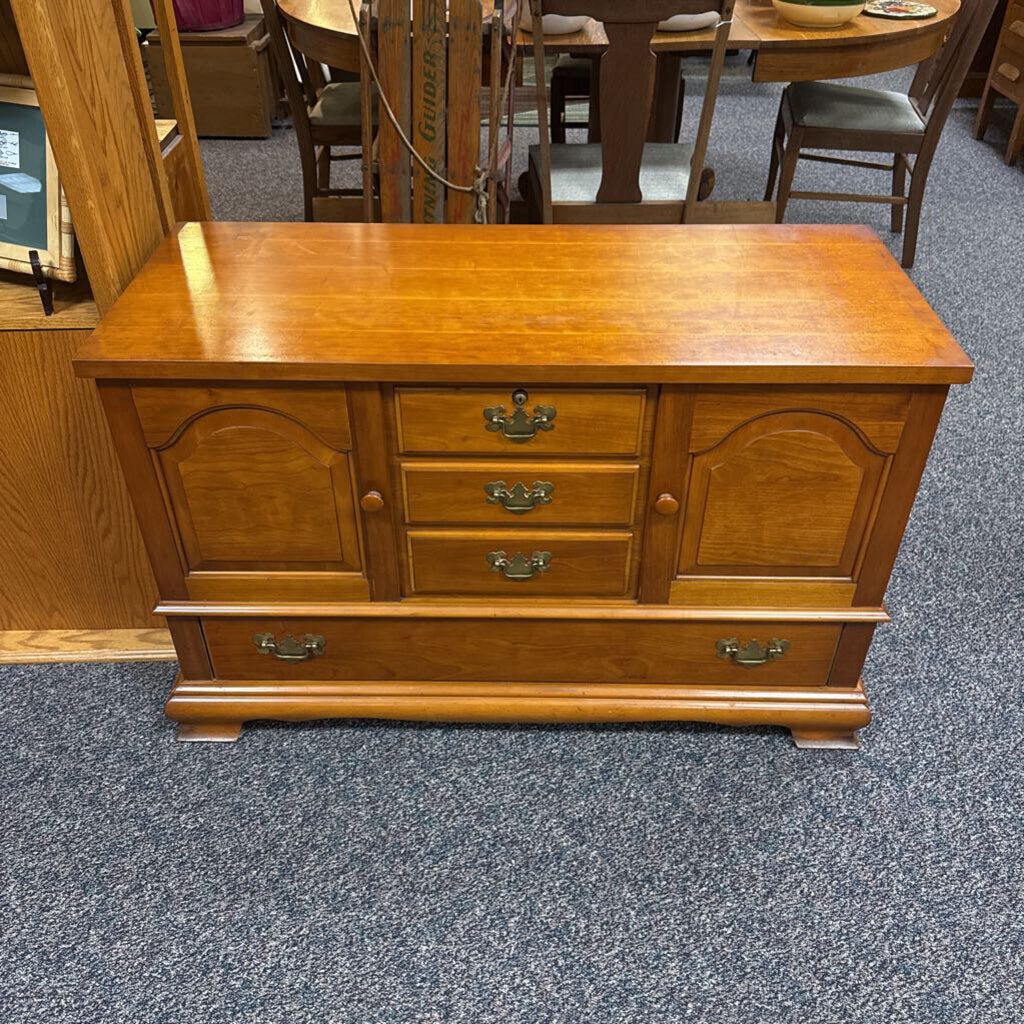 Lane Cedar Chest (28x44x19)