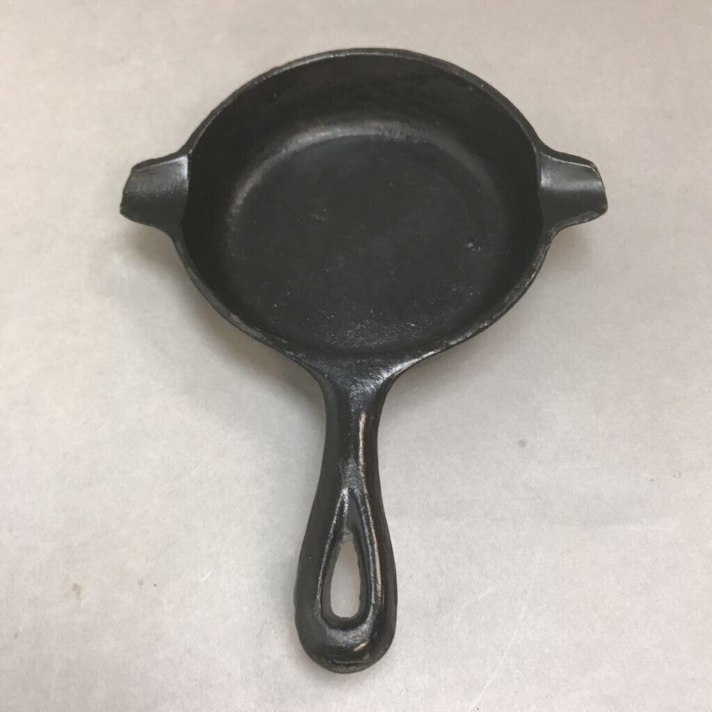 Wagner Ware 1050 Mini Cast Iron Skillet Ashtray (6in)