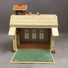 Load image into Gallery viewer, Fisher Price Family School House (12x10x12)
