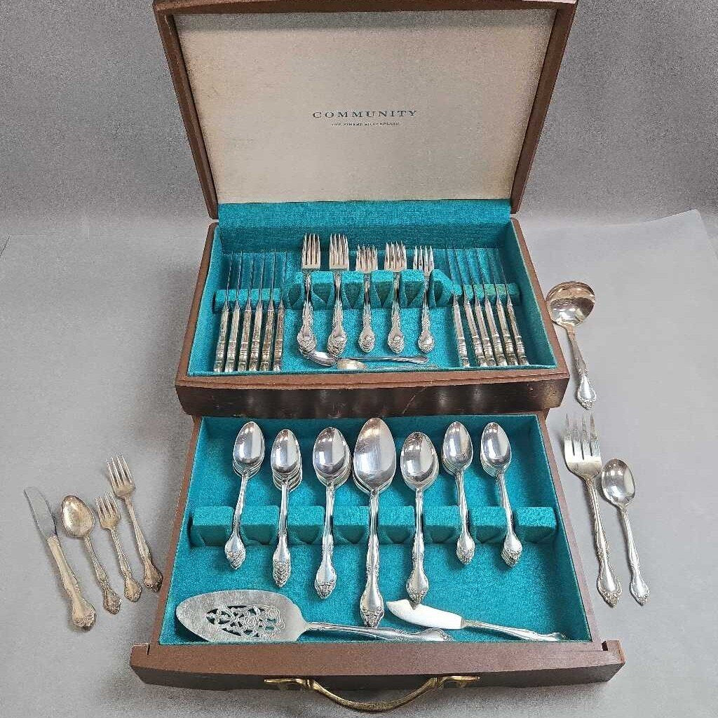 Oneida 'Affection' Silverplate Flatware Set w/ Chest (5x16x11)