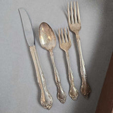 Load image into Gallery viewer, Oneida &#39;Affection&#39; Silverplate Flatware Set w/ Chest (5x16x11)
