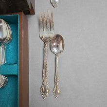 Load image into Gallery viewer, Oneida &#39;Affection&#39; Silverplate Flatware Set w/ Chest (5x16x11)
