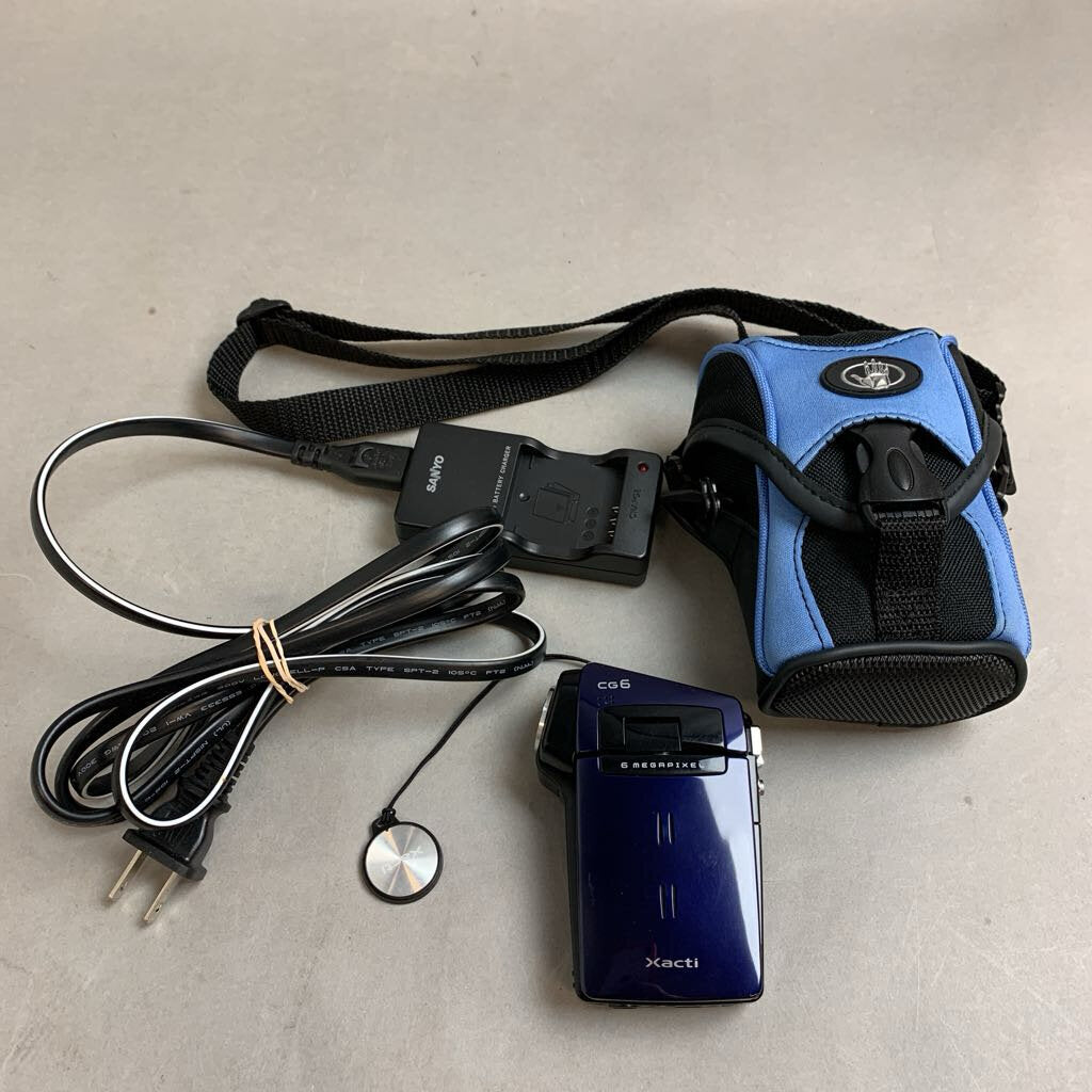 Sanyo Xacti Digital Camcorder Model VPC-CG6 with Battery Charger and Carrier Bag (3.5inx2in)