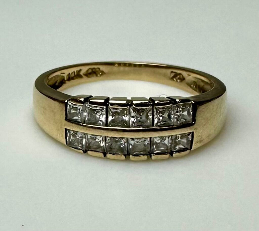 10K Gold Cubic Zirconia Ring sz 8 (2.9g)