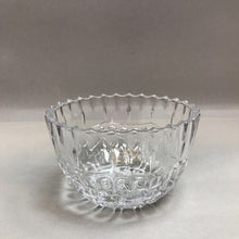 Load image into Gallery viewer, Vintage Round Clear Glass Serving Bowl (4x6)
