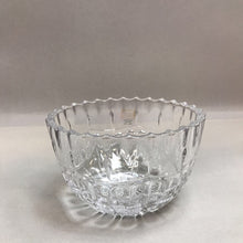 Load image into Gallery viewer, Vintage Round Clear Glass Serving Bowl (4x6)
