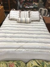 Load image into Gallery viewer, Martex Keng 5 Piece Bedding Set
