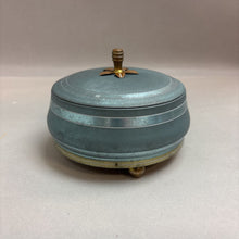 Load image into Gallery viewer, Vintage Round Powder Puff Music Box (4x6)
