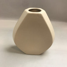 Load image into Gallery viewer, Haeger Large Wide Tan Vse (11&quot;)
