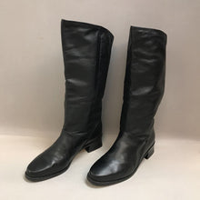 Load image into Gallery viewer, Mister Shoes Black Leather Boots Size 8W
