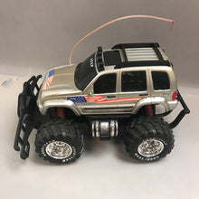 Load image into Gallery viewer, New Bright Jeep Liberty R/C Vehicle (9x15x9) (As-Is)

