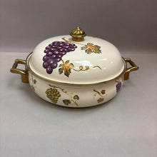 Load image into Gallery viewer, Tabletops Unlimited &quot;Villa Grande&quot; 3Qt Enamelware Covered Casserole Dish
