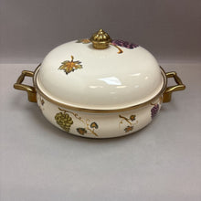Load image into Gallery viewer, Tabletops Unlimited &quot;Villa Grande&quot; 3Qt Enamelware Covered Casserole Dish
