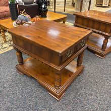 Load image into Gallery viewer, End Table (22x22x27)
