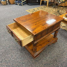 Load image into Gallery viewer, End Table (22x22x27)
